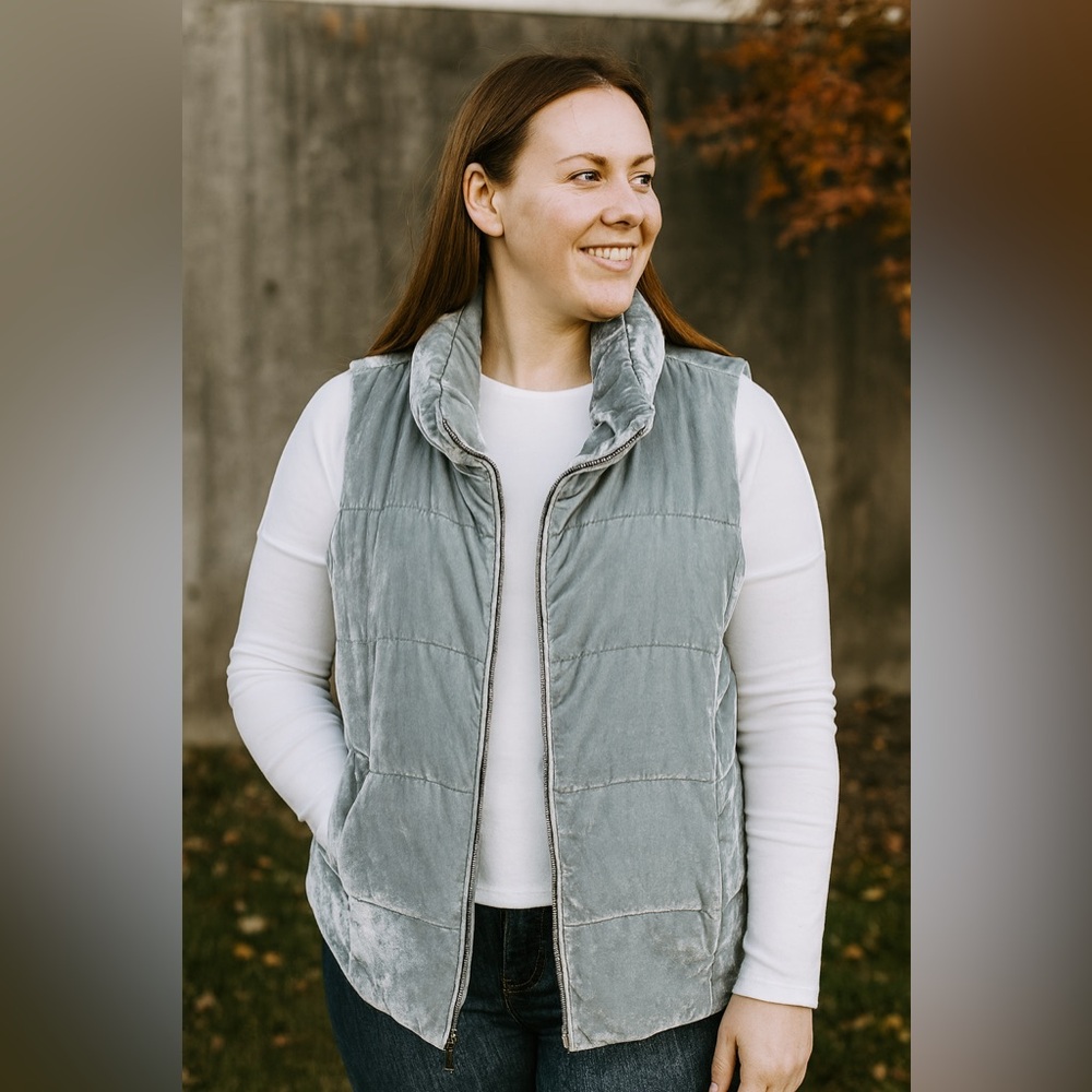 LOFT Light Gray Velvet Puffer Vest XL‎